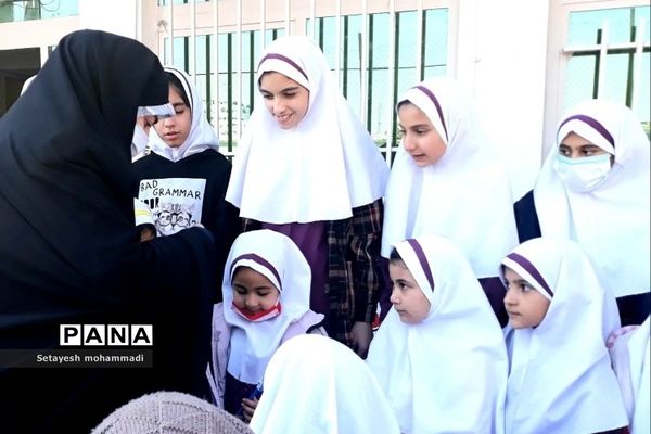 تقدیر از دانش‌آموزان فعال فرهنگی، هنری و قرآنی در دبستان حضرت زهرا(س)۲ رودهن