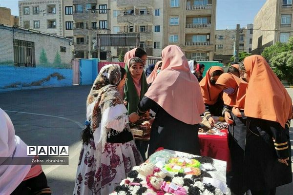 برگزاری جشنواره خوارزمی محور بازارچه در مدرسه عطیه ۲ ملارد
