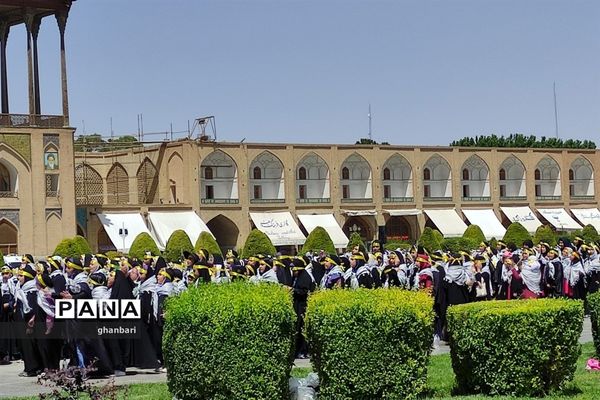 مراسم اجرای سرود (‌جاری‌خم) با حضور گسترده دانش‌آموزان در میدان امام اصفهان