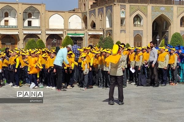 مراسم اجرای سرود (‌جاری‌خم) با حضور گسترده دانش‌آموزان در میدان امام اصفهان