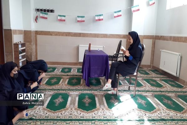 مراسم زیارت عاشورا در دبیرستان غلامرضا‌ حبیبی ناحیه یک بهارستان