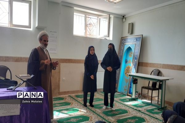 مراسم زیارت عاشورا در دبیرستان غلامرضا‌ حبیبی ناحیه یک بهارستان