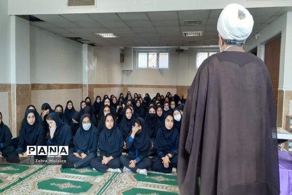 مراسم زیارت عاشورا در دبیرستان غلامرضا‌ حبیبی ناحیه یک بهارستان