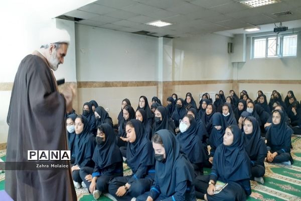مراسم زیارت عاشورا در دبیرستان غلامرضا‌ حبیبی ناحیه یک بهارستان