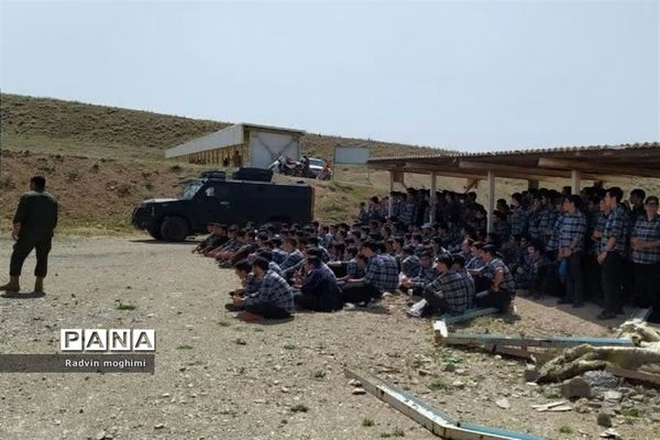 اردوی آموزشی درس آمادگی دفاعی دانش‌آموزان منطقه ۸ در میدان تیر