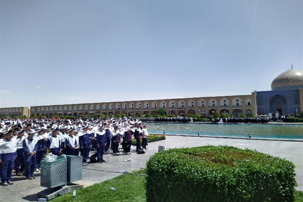 اجرای پنج هزار نفری سرود (می گوییم یا علی)  توسط دانش‌آموزان اصفهانی درمیدان نقش جهان