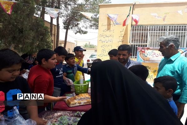 راه‌اندازی بازارچه دانش‌آموزی به‌مناسبت تأسیس سازمان دانش‌آموزی در دبستان شهید محمود فلاح‌زاده ابرکوه