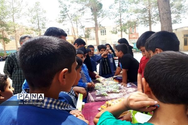 راه‌اندازی بازارچه دانش‌آموزی به‌مناسبت تأسیس سازمان دانش‌آموزی در دبستان شهید محمود فلاح‌زاده ابرکوه