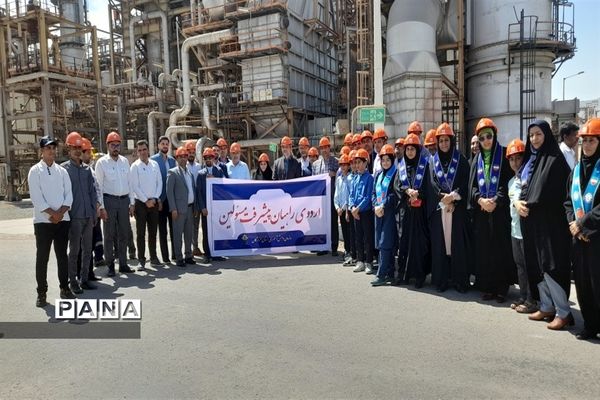مراسم گرامیداشت سالروز تاسیس سازمان دانش‌آموزی در بندرعباس