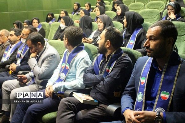 نشست هم‌اندیشی مسئولان سازمان دانش‌آموزی شهرستان‌های استان تهران در برج میلاد