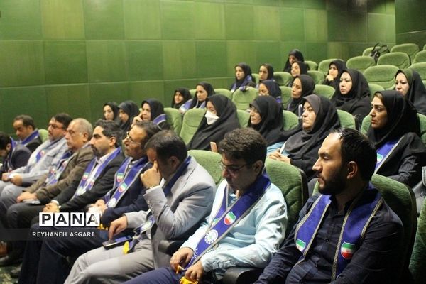 نشست هم‌اندیشی مسئولان سازمان دانش‌آموزی شهرستان‌های استان تهران در برج میلاد