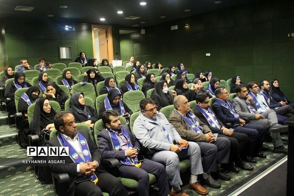 نشست هم‌اندیشی مسئولان سازمان دانش‌آموزی شهرستان‌های استان تهران در برج میلاد