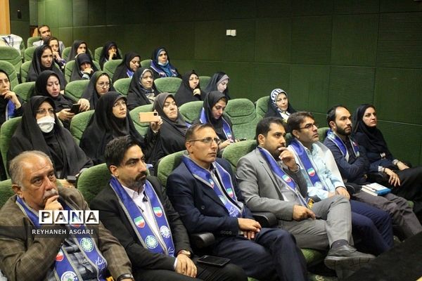 نشست هم‌اندیشی مسئولان سازمان دانش‌آموزی شهرستان‌های استان تهران در برج میلاد