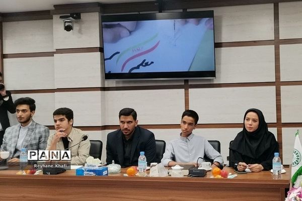 حضور دانش‌آموزان خبرنگار پانا شهرستان‌های استان‌تهران در نشست هم‌اندیشی با سخنگوی دولت