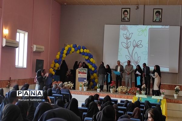 جشنواره همیار معلم ویژه دبیران و دانش‌آموزان مقطع دوره دوم متوسطه ناحیه ۳ شیراز