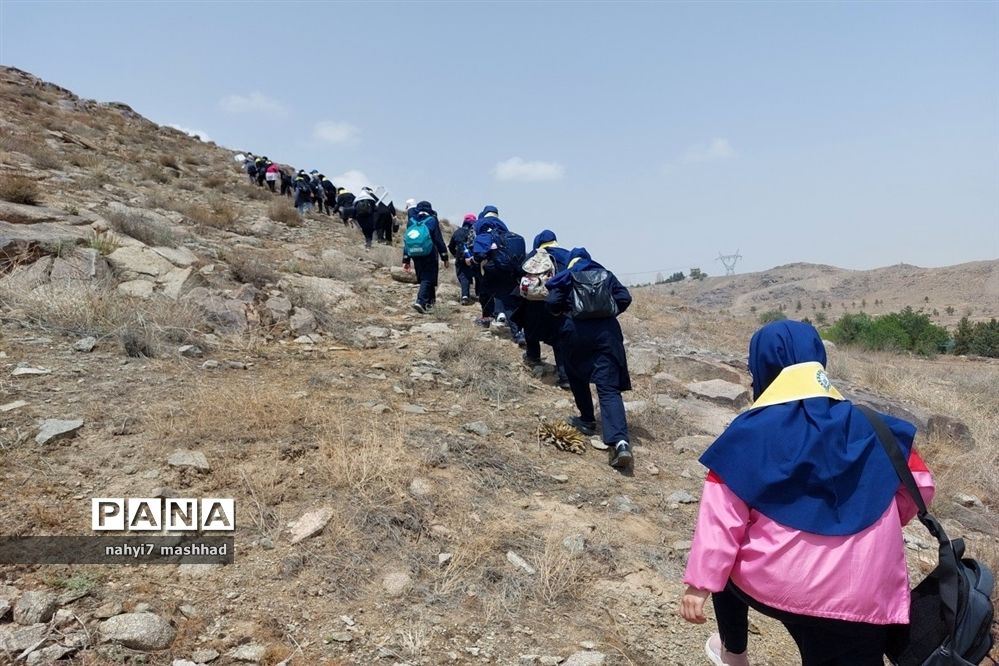 حضور‌ 700 دانش‌آموز ناحیه هفت مشهد مقدس در برنامه کوهپیمایی