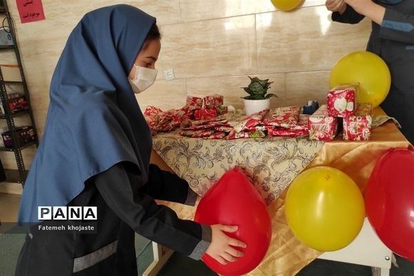 اهدای جوایز به دانش‌آموزان مدرسه ندای زهرا قرچک به‌مناسبت روز دختر