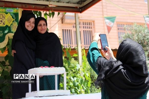 جشن روز دختر در دبیرستان حضرت زینب(س) ناحیه یک شهرری