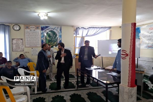 تجلیل از دانش‌آموزان برتر دبیرستان نمونه آیت الله خامنه‌ای کاشمر