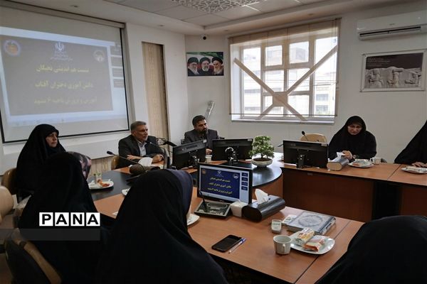 نشست هم‌اندیشی نخبگان دانش‌آموزی آموزش و پرورش ناحیه۶ به مناسبت روز دختر