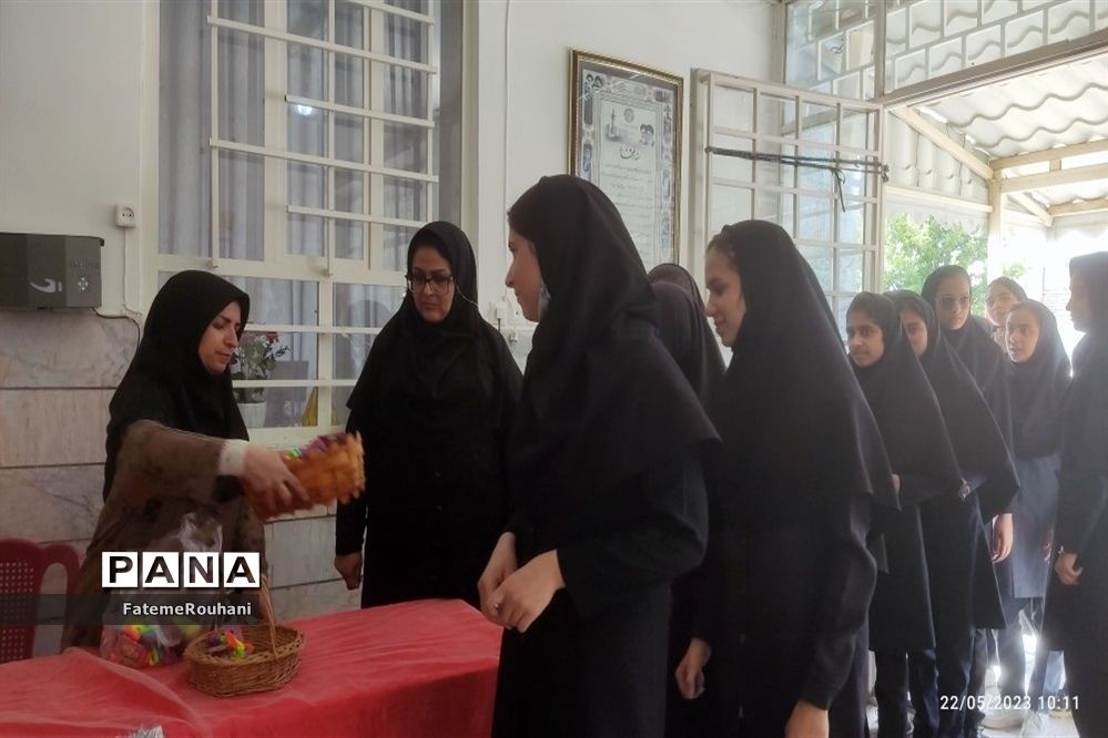 اهدای جوایز به دانش‌‌آموزان به‌مناسبت روز دختر در شهرستان خلیل‌آباد