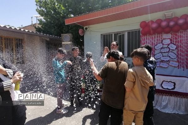 جشن الفبا کلاس اولی‌ها و فارغ‌التحصیلی کلاس ششمی‌ها در دبستان شهدای کریتون رودهن
