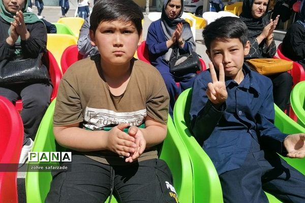 جشن الفبا کلاس اولی‌ها و فارغ‌التحصیلی کلاس ششمی‌ها در دبستان شهدای کریتون رودهن