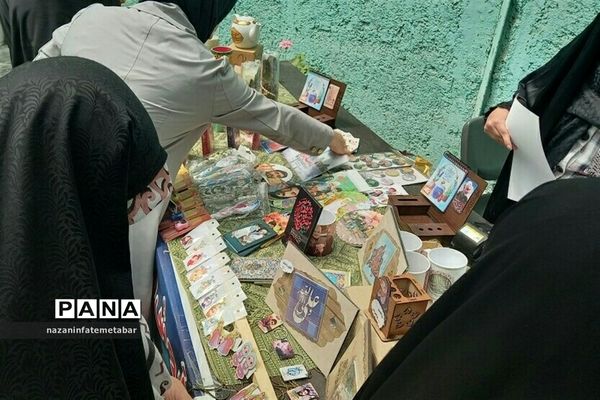 برپایی غرفه فروش محصولات فرهنگی در ‌مسجد امام حسین(ع) شهرستان فیروزکوه