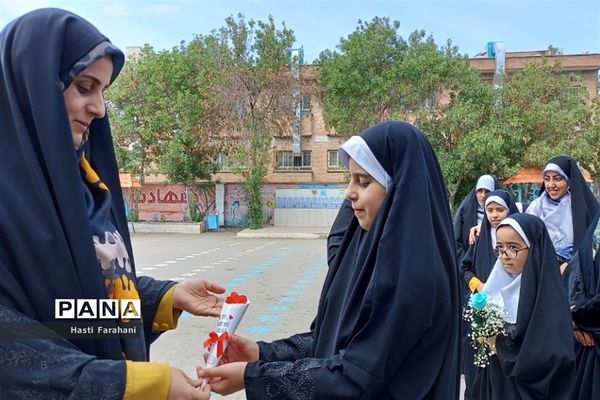 تقدیر از دختران باحجاب فاطمی مدرسه شاهد ریحانه‌النبی شهرستان قرچک‌