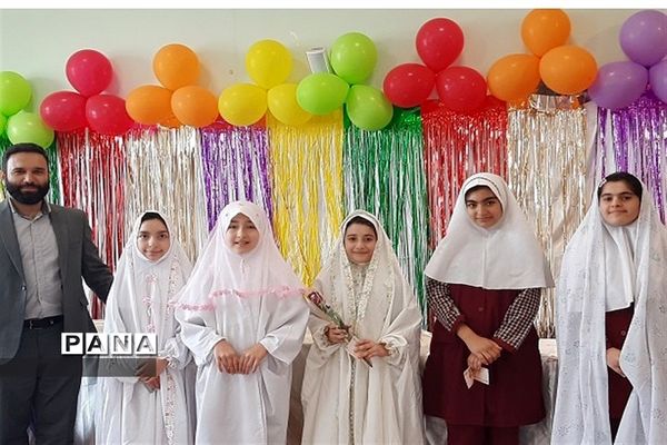 جشن الفبا برای دختران کلاس اولی در دبستان ۲۲ بهمن شهرستان قدس