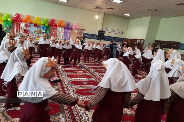 جشن الفبا برای دختران کلاس اولی در دبستان ۲۲ بهمن شهرستان قدس