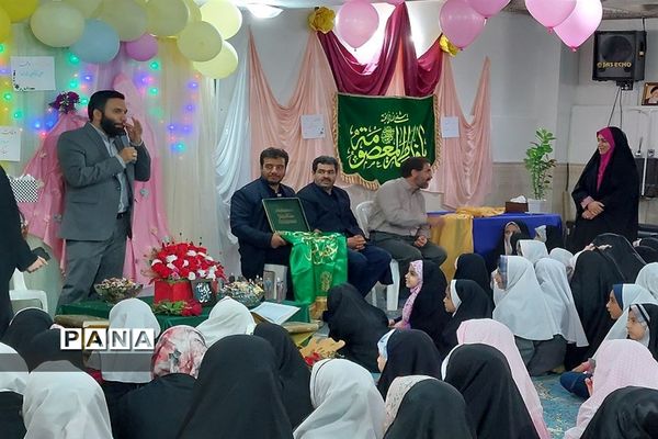 جشن الفبا برای دختران کلاس اولی در دبستان ۲۲ بهمن شهرستان قدس