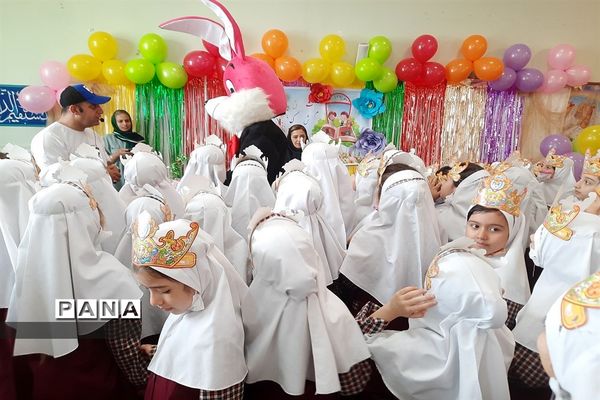 جشن الفبا برای دختران کلاس اولی در دبستان ۲۲ بهمن شهرستان قدس