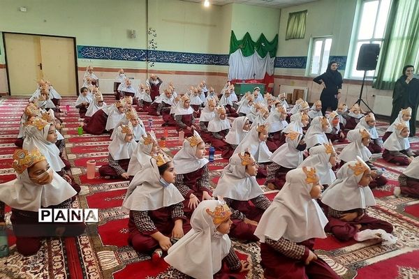 جشن الفبا برای دختران کلاس اولی در دبستان ۲۲ بهمن شهرستان قدس