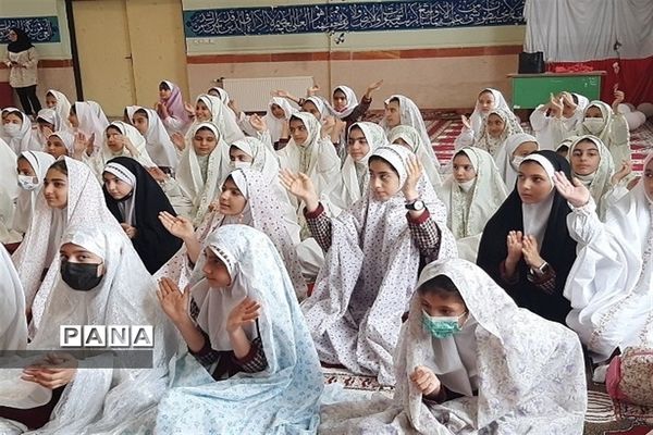 جشن الفبا برای دختران کلاس اولی در دبستان ۲۲ بهمن شهرستان قدس