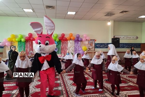 جشن الفبا برای دختران کلاس اولی در دبستان ۲۲ بهمن شهرستان قدس