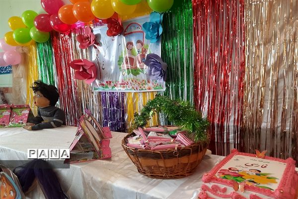 جشن الفبا برای دختران کلاس اولی در دبستان ۲۲ بهمن شهرستان قدس