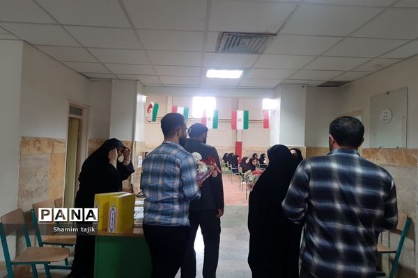 اهدای گل به دانش‌آموزان دختر به‌مناسبت تولد حضرت معصومه(س) ‌