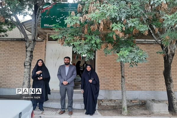 اهدای گل به دانش‌آموزان دختر به‌مناسبت تولد حضرت معصومه(س) ‌