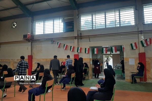 اهدای گل به دانش‌آموزان دختر به‌مناسبت تولد حضرت معصومه(س) ‌
