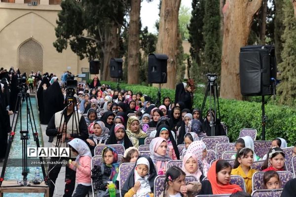 اجتماع هزاران دختر کاشانی در جشن «نور چشمی‌ها» در باغ  فین‌کاشان