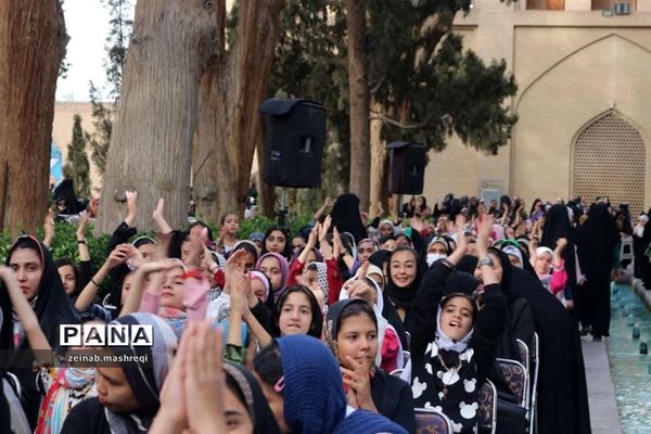 اجتماع هزاران دختر کاشانی در جشن «نور چشمی‌ها» در باغ  فین‌کاشان
