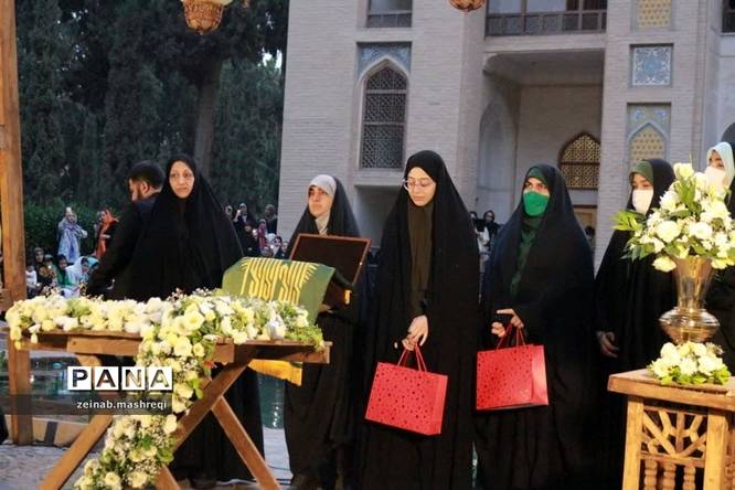 اجتماع هزاران دختر کاشانی در جشن «نور چشمی‌ها» در باغ  فین‌کاشان