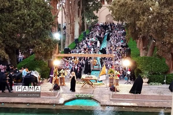 اجتماع هزاران دختر کاشانی در جشن «نور چشمی‌ها» در باغ  فین‌کاشان