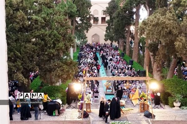 اجتماع هزاران دختر کاشانی در جشن «نور چشمی‌ها» در باغ  فین‌کاشان