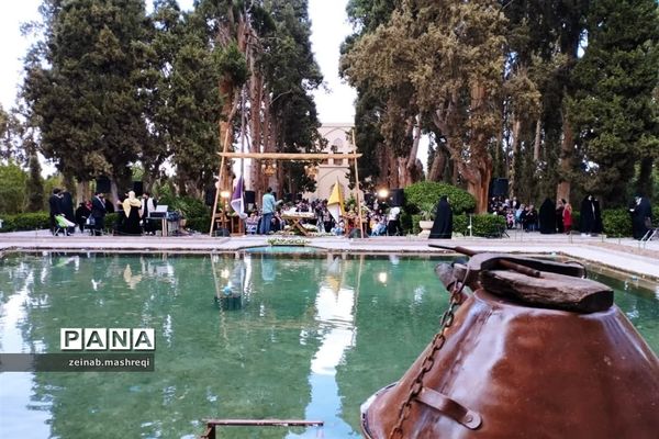 اجتماع هزاران دختر کاشانی در جشن «نور چشمی‌ها» در باغ  فین‌کاشان