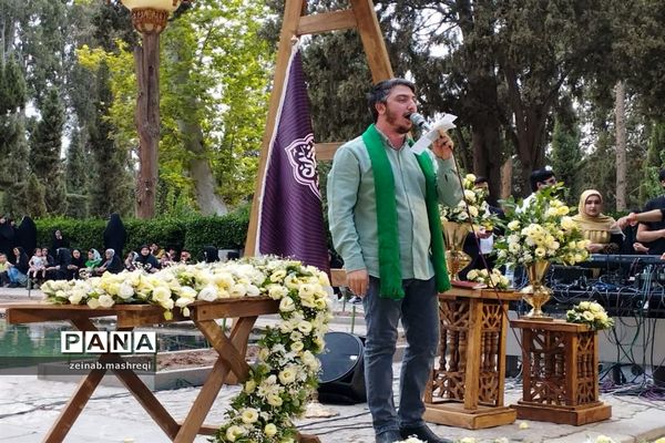 اجتماع هزاران دختر کاشانی در جشن «نور چشمی‌ها» در باغ  فین‌کاشان