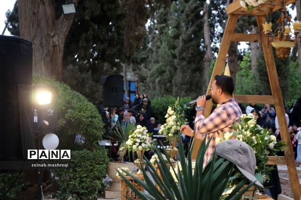 اجتماع هزاران دختر کاشانی در جشن «نور چشمی‌ها» در باغ  فین‌کاشان