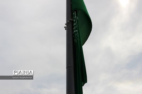 به اهتزاز درآمدن پرچم بارگاه منور امام رضا(ع) در شهرستان اسلامشهر
