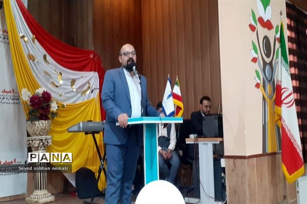 همایش تقدیر از برگزیدگان جشنواره‌های فرهنگی و هنری در سالن اجتماعات دبیرستان امام حسن مجتبی(ع)